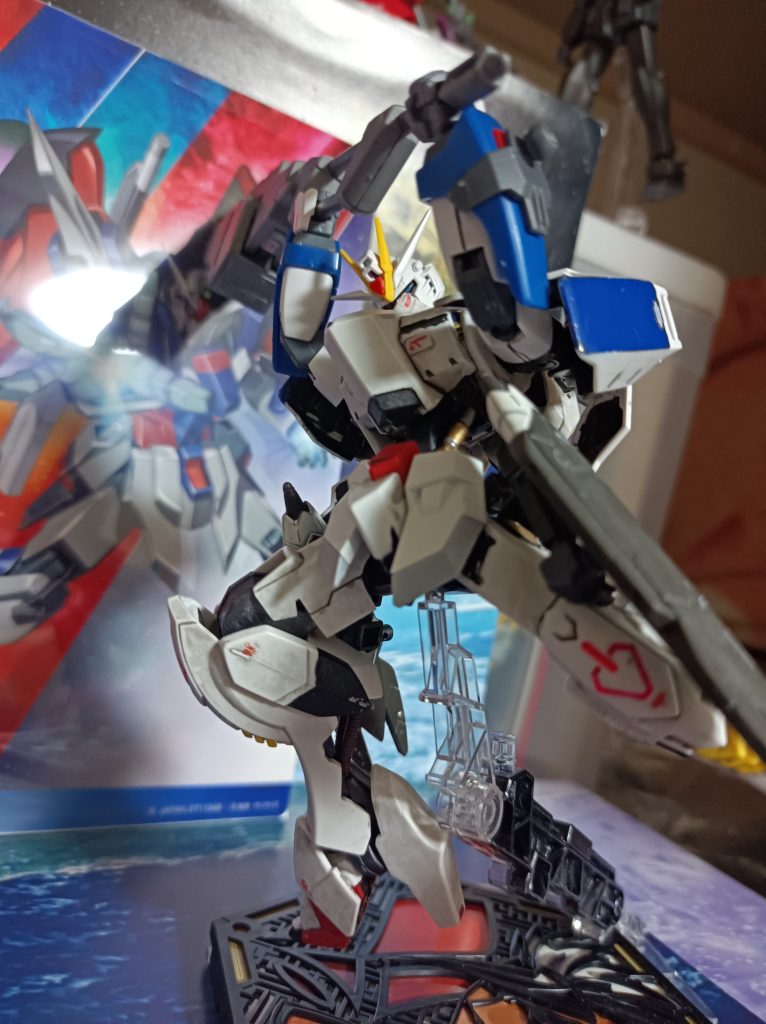 レンチメイスを大きく振り回すライジングバルバトス