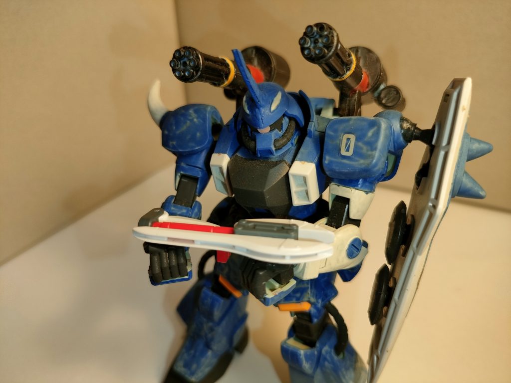 そんなブルーマリン君に、アグネスギャンから借りた最新のスラッシュアックスを。キョトンとしてますね。