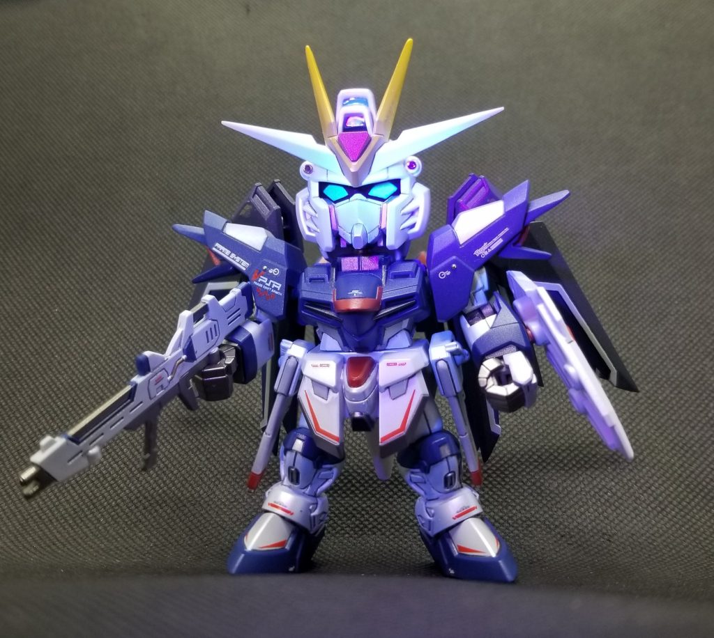 最近はツインアイの発光もほぼ定番作業となりつつありますね。今回は蛍光塗料を吹いて、上からつや消しエナメルブラックを塗装してからの拭き取りにて行いました。