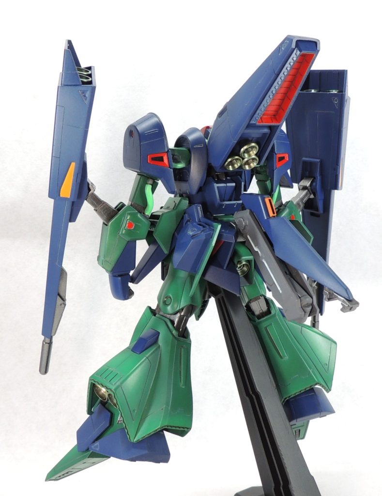 各所にスジボリ、プラ板やプラ材の貼付けを行い、ディティールを追加しています。