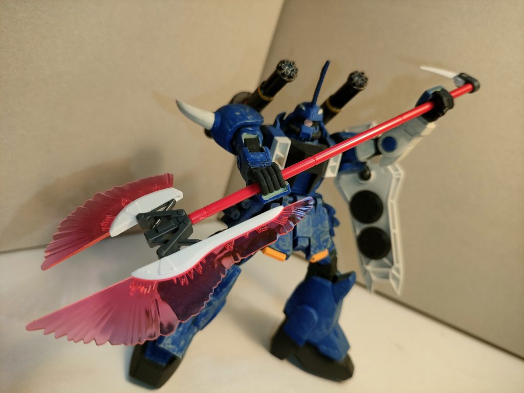 長さが増してるのでポージングも割かと増しで決まる…のかな(zaku-kao4)