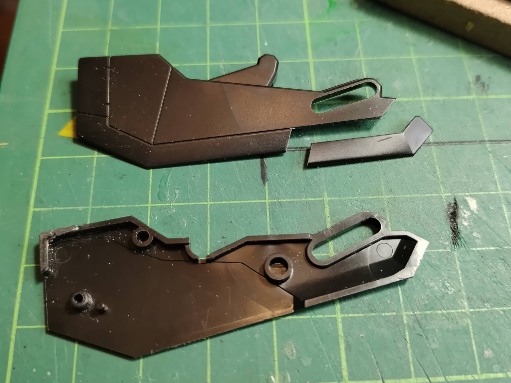 このキット、本体の合わせ目消しはほぼありませんが、気になるウイングの合わせ目。分割ラインの変更で対処しました。