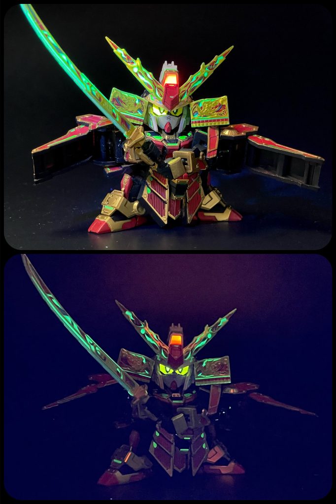 ブラックライト!輝羅鋼の成型色と前後の頭頂部カメラ、全身のグリーン箇所と目が光ります✨