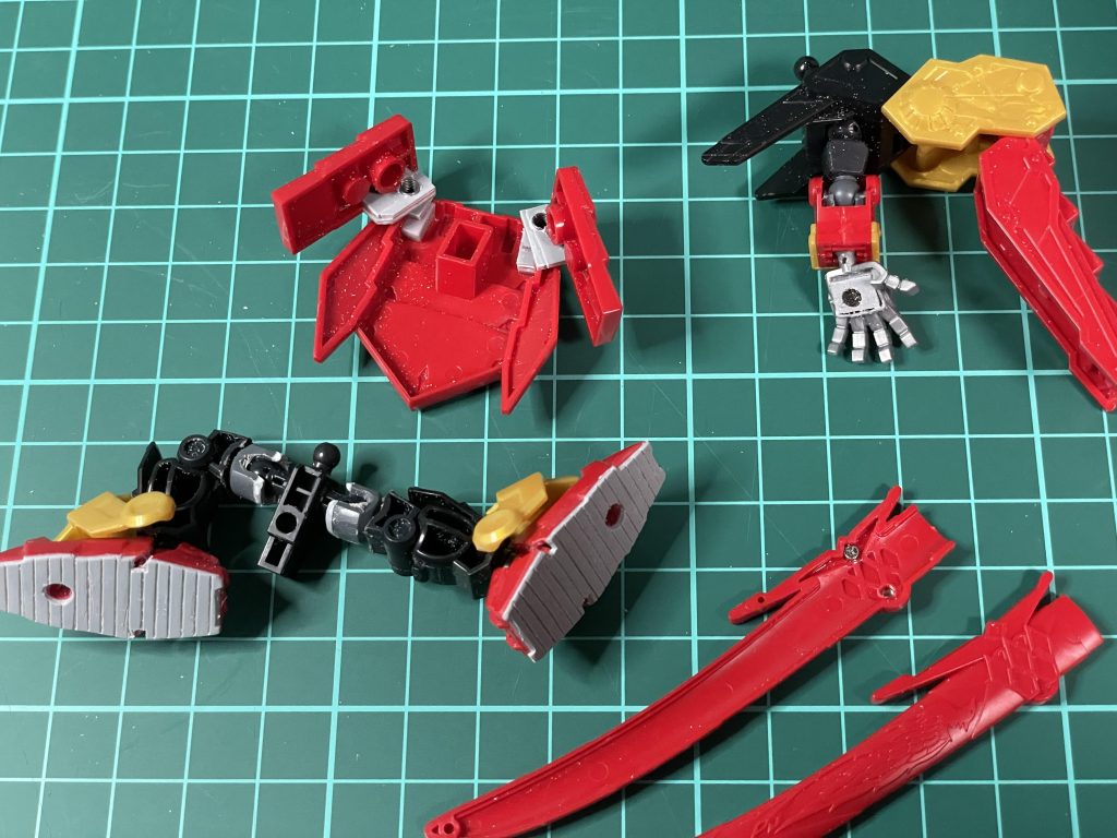 改造箇所1肘関節のボールデン化、腕の延長シーザーガンダムMk-3から平手を徴収 & 磁石埋め込み鞘にも磁石埋め込み股関節もボールデン化(創傑伝SMKフレーム)サイドアーマーをリアアーマーにスプリングで繋ぐように変更足裏の肉抜き穴をプラ版で塞ぐ