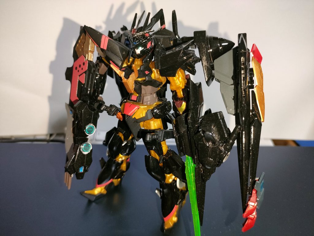 動画投稿者さんの企画で作ったガンプラです。ゴールドフレーム天ミナにダブルオーライザー&粒子貯蔵タンク型と、ロードアストレイダブルリベイクを無理矢理ミキシングしたものです(笑)。