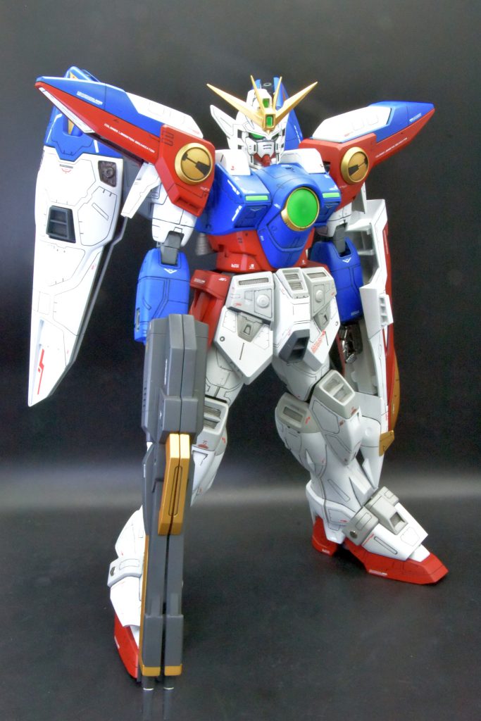 バラす時にピンが折れたり、関節がゆるい部分多数で、きっちり固定できていない箇所が多いので、直立のままが精一杯です。写真を撮った後、バックパックとウイングの接続部分が割れました。