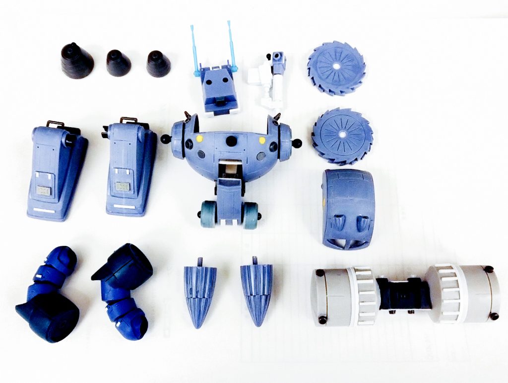 全工作加工が終わったところ。完成後もある程度バラせるようになっています。面白いことにアッグのドリルがズゴックの腕の直径とピッタリで、ドリルのセンターに余ったランナーを仕込んで取り外しできるようにしています。