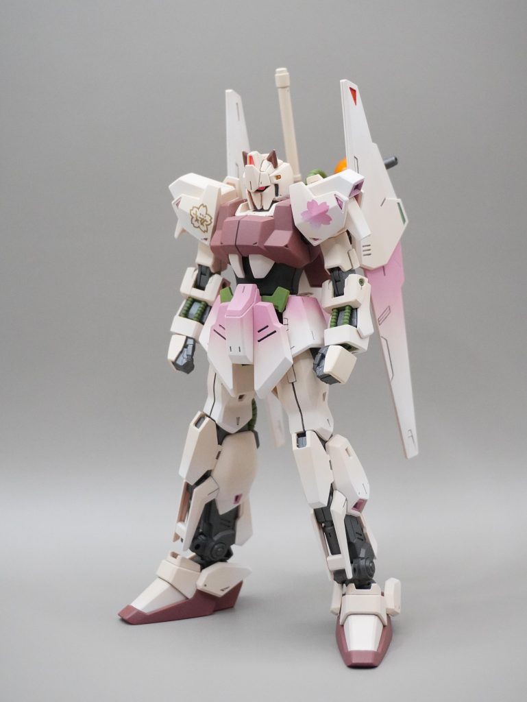 わんちの衣装イメージに合わせてノーツフレッシュを基本にピンク、ホワイトでグラデーションを施しました。ケモミミがアンテナの役割を担っている設定です。（猫っぽく見えるかもしれませんが桜日さんは犬イメージのVtuberです）また、ツインアイはクリアのバイザーを削って奥行きを作り、アイパーツを張り付けて塗装しています。わりとちゃんとカッコいいツインアイになっているのではないでしょうか