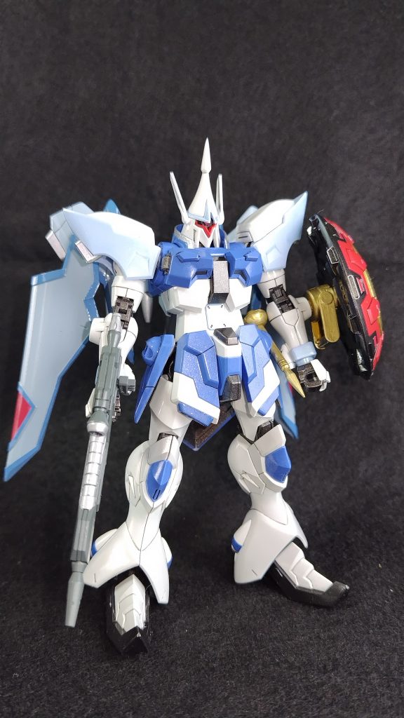 全体感です。白と青部はパール塗装、濃色はメタリック、関節や装甲裏は焼鉄色で塗装しています。仕上げはトップコート光沢です(てかりすぎたかもしれません)。シャープな機体なので、エッジ出しとスジ彫りで墨入れが細くきれいになるように行いました。シャープにきれいにまとまったと思います。そもそもキットの巣の状態の完成度が高いです。巣組でもしっかりとカッコいいと思います。