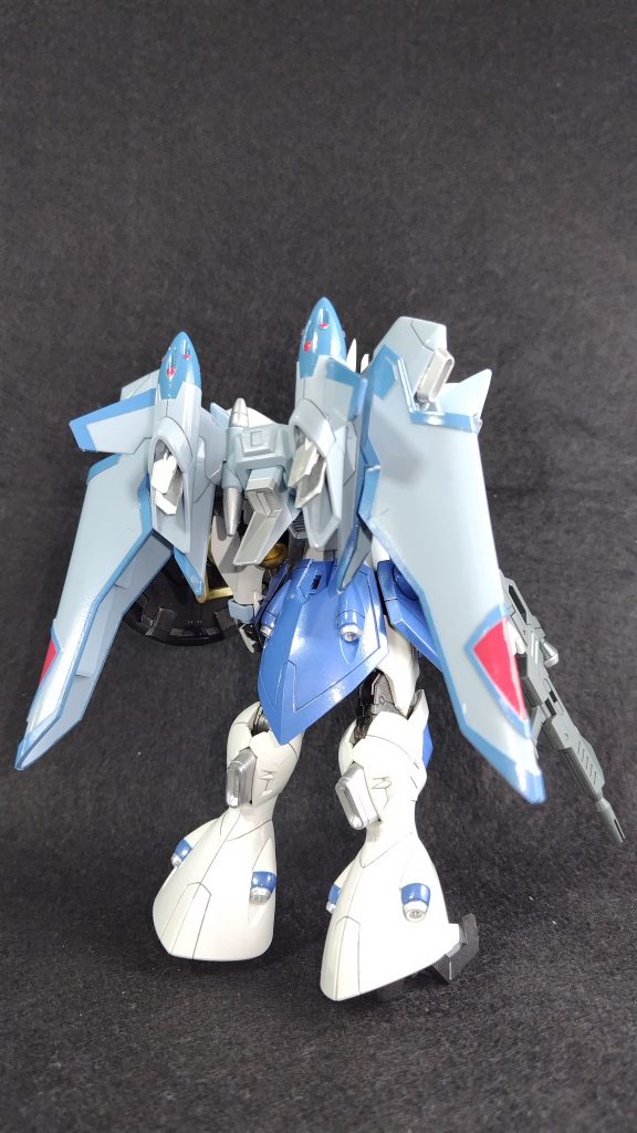 バックショット。バックパックに関しては成形色とシール貼り、部分塗装で制作しました。正直、本体の塗装だけでも大変だったというのもあります^^;が、それでもシールで表現されない側面などは似た色で塗装してなるべくリアルに持っていくことをしました。スラスター、バーニアはシルバーで私の塗装のやりがちな塗装です。