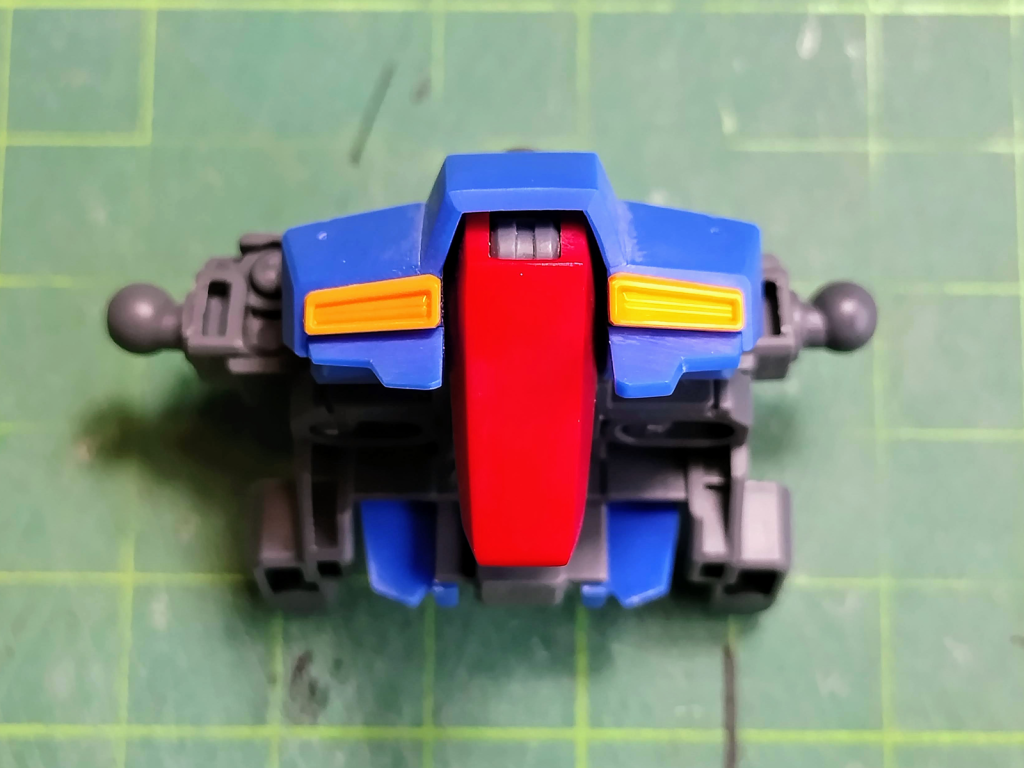 このキットで一番気になった、胸の部分の飛び出しの分厚さ。ヤスリで削って薄々加工を施しました。破損注意です。