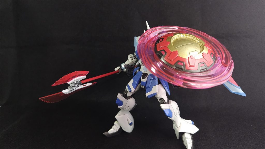 シールドからビームが出て回転して切りかかる劇中のシーンも再現出来ます。現物をみるよりも写真のほうが光の反射も功を奏して回転しているように見えます(私には…)ハンドスピナーとかで本当に回転するように改造をしたくなりました。シールドの塗装はゴールドとメタリックレット、ガンメタで抜かりなくしました。