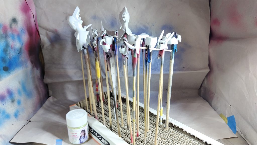 今回のパール塗装は水性のもので、リンプラの塗料が大活躍しました。使ったのはステラホワイト、レッド、ブルー、パープルです。パールですが、ホロに近いかもです。