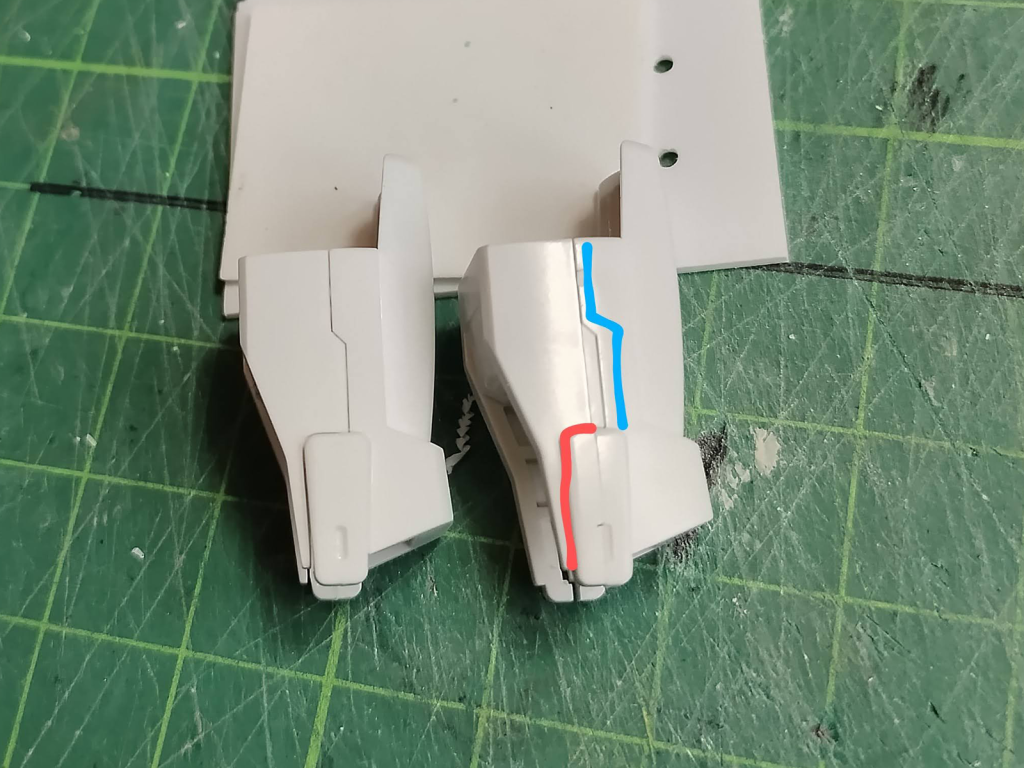 本体唯一の合わせ目消し、太もものところ。青ラインは段落ちモールド化。赤ラインは分割ラインの変更。ただ、赤ラインの分割ライン変更は、後ろではなく前で分割したほうが良かったです。残ってるところが細すぎて折れました。