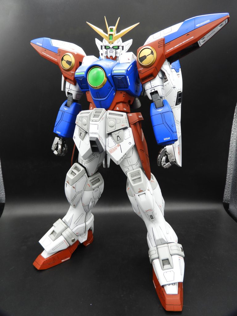 1/100スケールあたりのデカールを見つくろって、ちまちまと貼りました。