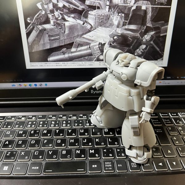 この画の世界に届いたのか？届くのか？ver.kaガンダムと同じ世界線に並べられるものを目指したつもりです…。もちろん今後も随時修正します。愛しい子なのでここで置き去りにはしません。ということで少し眩暈が…今は手短にしておきます。後日残りの数パーツ差替え後に製作品へ。仕上げはやっぱり他と合わせて順次かな(^^;)。老体の捨て身の一太刀、受けてみよ！(笑) （1枚目）