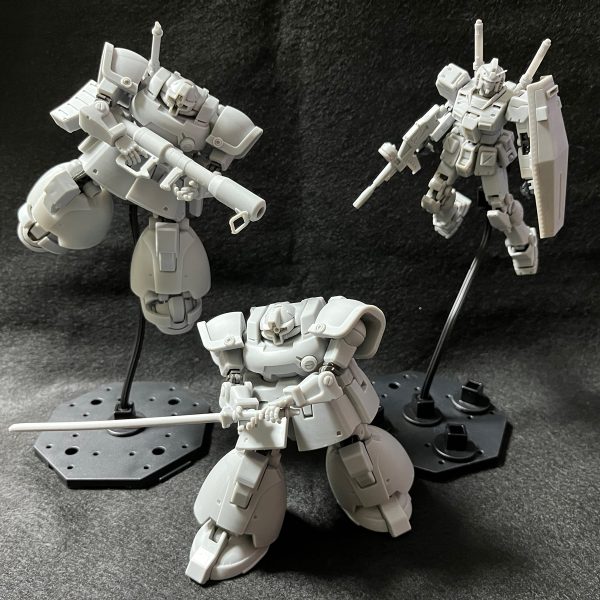 さて、リックドムで逃げるつもりが…黒い三連星へのリスペクトもあり…結局本家ドムも作った。●私感ドムには「巨漢が敏捷に動くカッコよさ！」。そんな事を意識しました。先入観かもしれませんが、足元の表現の違いだけで、リックはガンダム同様浮かせた時、本家ドムは地ベタ置きの画が映える様に思う(写真)。ヒートサーベルも、嫌いだと文句ばかり言わずリファインすることに。棒ではなく、サーベル感と抜きやすいようにソリを入れた。あと、刀身は使い捨て設定だった気がするので、柄とボルト止め表現にしてみたり。結果、トルーペン寄りに落ち着く。まぁ、合格点？…どうでしょう？。長らくお付き合い頂きましたドムですが多分製作過程は今回まで。ガンダム/ジムと同程度でですが後日解説と共に製作品に移します。●「締め」に一発改めて思うのはドムデカい！樹脂枯渇！(;´Д｀)。そんな中「棚に並べるなら「J・S・A」だね～！」…byハニー…(＠_＠;)…検討…しま～…財政難だぁ！次作の候補はありますが、ジオンか連邦か迷っています…。どっちを行きましょう？…まぁどっちにせよ「工業系MS感に統一ラインナップ：ver.ka風第4弾」予定。「違和感なく並べる」が主眼の長期連作って意外と珍しくない？。しかし我ながら…勇気がある(^^;)。（2枚目）