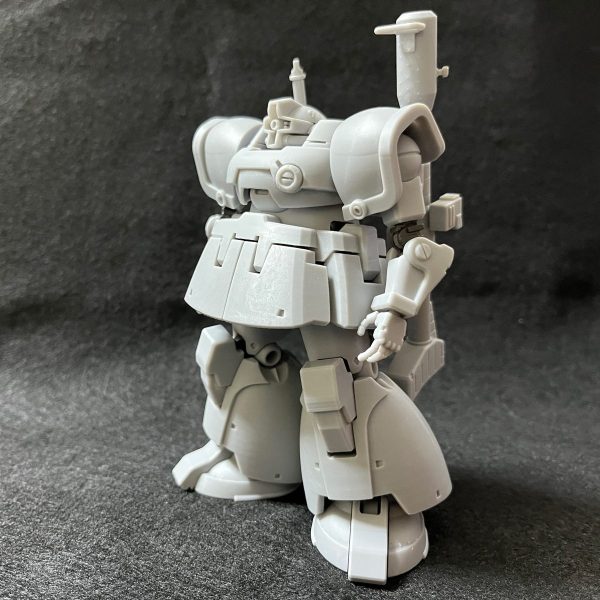さて、リックドムで逃げるつもりが…黒い三連星へのリスペクトもあり…結局本家ドムも作った。●私感ドムには「巨漢が敏捷に動くカッコよさ！」。そんな事を意識しました。先入観かもしれませんが、足元の表現の違いだけで、リックはガンダム同様浮かせた時、本家ドムは地ベタ置きの画が映える様に思う(写真)。ヒートサーベルも、嫌いだと文句ばかり言わずリファインすることに。棒ではなく、サーベル感と抜きやすいようにソリを入れた。あと、刀身は使い捨て設定だった気がするので、柄とボルト止め表現にしてみたり。結果、トルーペン寄りに落ち着く。まぁ、合格点？…どうでしょう？。長らくお付き合い頂きましたドムですが多分製作過程は今回まで。ガンダム/ジムと同程度でですが後日解説と共に製作品に移します。●「締め」に一発改めて思うのはドムデカい！樹脂枯渇！(;´Д｀)。そんな中「棚に並べるなら「J・S・A」だね～！」…byハニー…(＠_＠;)…検討…しま～…財政難だぁ！次作の候補はありますが、ジオンか連邦か迷っています…。どっちを行きましょう？…まぁどっちにせよ「工業系MS感に統一ラインナップ：ver.ka風第4弾」予定。「違和感なく並べる」が主眼の長期連作って意外と珍しくない？。しかし我ながら…勇気がある(^^;)。（1枚目）