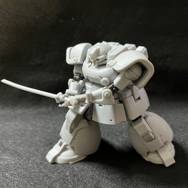 さて、リックドムで逃げるつもりが…黒い三連星へのリスペクトもあり…結局本家ドムも作った。●私感ドムには「巨漢が敏捷に動くカッコよさ！」。そんな事を意識しました。先入観かもしれませんが、足元の表現の違いだけで、リックはガンダム同様浮かせた時、本家ドムは地ベタ置きの画が映える様に思う(写真)。ヒートサーベルも、嫌いだと文句ばかり言わずリファインすることに。棒ではなく、サーベル感と抜きやすいようにソリを入れた。あと、刀身は使い捨て設定だった気がするので、柄とボルト止め表現にしてみたり。結果、トルーペン寄りに落ち着く。まぁ、合格点？…どうでしょう？。長らくお付き合い頂きましたドムですが多分製作過程は今回まで。ガンダム/ジムと同程度でですが後日解説と共に製作品に移します。●「締め」に一発改めて思うのはドムデカい！樹脂枯渇！(;´Д｀)。そんな中「棚に並べるなら「J・S・A」だね～！」…byハニー…(＠_＠;)…検討…しま～…財政難だぁ！次作の候補はありますが、ジオンか連邦か迷っています…。どっちを行きましょう？…まぁどっちにせよ「工業系MS感に統一ラインナップ：ver.ka風第4弾」予定。「違和感なく並べる」が主眼の長期連作って意外と珍しくない？。しかし我ながら…勇気がある(^^;)。（3枚目）