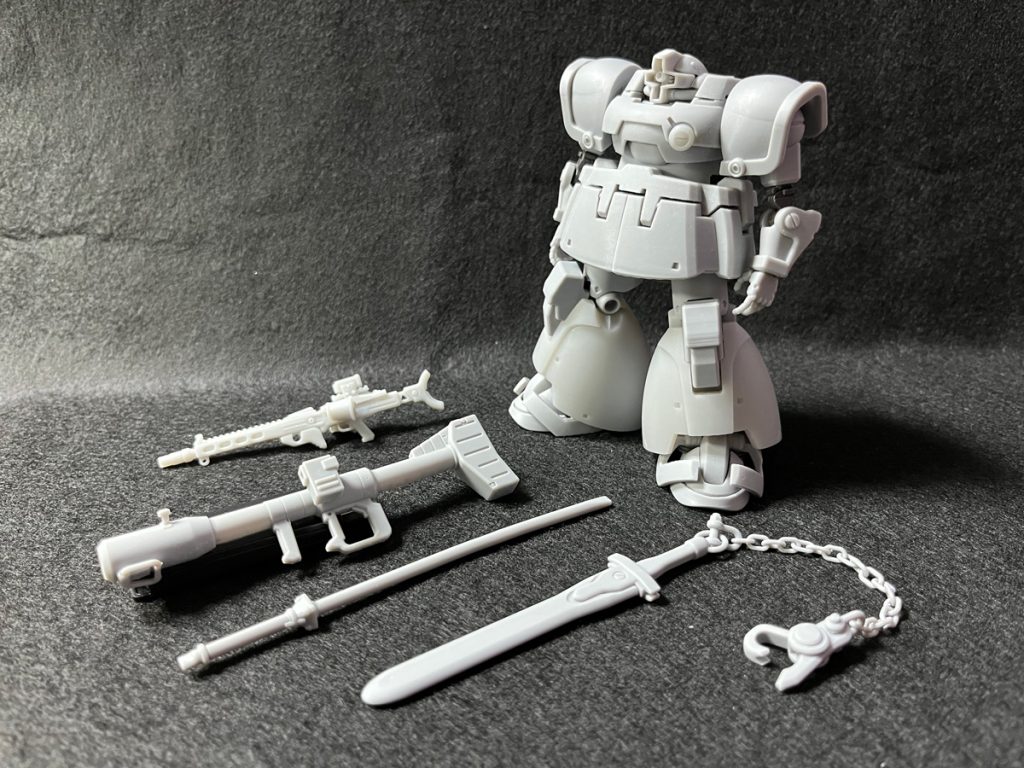 ～～～～～～～～～～～～～～～～～～♨蛇足：装備品大好きでブチ上げていた独自要素は、仕上げ保留の現状では紛らわしいので写真掲載に留めます。以下構想時の捏造案。★全領域汎用支援火器(モビルアーマー)随伴用装備(ドズル親衛隊)超ド級の高機動力を誇るビグザムに随伴しつつIフィールドの弱点の近距離直接攻撃を補う為の装備類。1，中距離射程の機関銃(急造品)ビーム無力化範囲という特殊環境で近接戦必殺の打撃力。ソロモン内で艦船用の強力な対空機銃を基にMS用銃器部品や艦船構造材(砲身外装・ストック部のトラス構造鉄筋)等流用品で構成。下面にMS装着時や固定用巨大クリップ装備。２，近接兵装：グフ用サーベル（リミッター解除品）高速移動時の薙ぎ払い用途専用。脱落防止チェーン付きで高分子刀身未生成時は逆手持ちにてモーニングスター風にロック側で打撃使用。…みたいなお遊びでした(^^ゞ～～～～～～～～～～～～～～～～～～ 