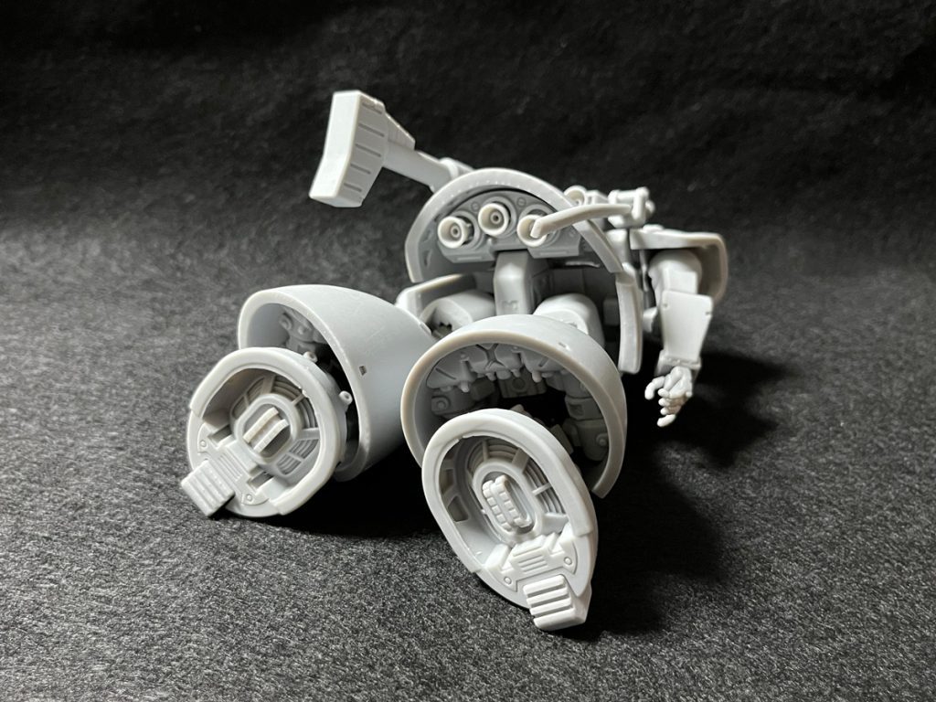 ドム；陸戦用は足裏がホバー機構。様々なアレンジ作例がある中で、当方は歩兵との共同作戦を考慮し危険なジェット推進機構をスカートとランドセル部の高い位置に定義。同理由で吸い込み事故を避ける為にフクラハギ後部上に吸気口設定…安全第一。歩兵目線の機械らしさを忘れては萎えるので足回りの詰め物頑張りました。