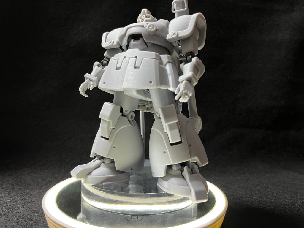 歩行に不向きでも2足構造採用なら当然歩かせるべく爪部可動を設定。ちなみに足裏の無限軌道は走行用ではなく、格納時微動用途設定。