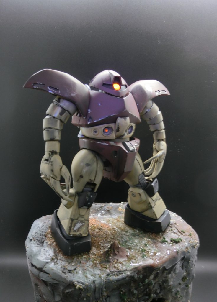 キットの頭に切り替えるとこんな感じです。オリジン版は小顔なので100円ショップの軽量スプーンで製作しています。詳しくは製作編を確認ください。足の形状がアニメ版とは大きく違うのがオリジン版の大きな特徴です。