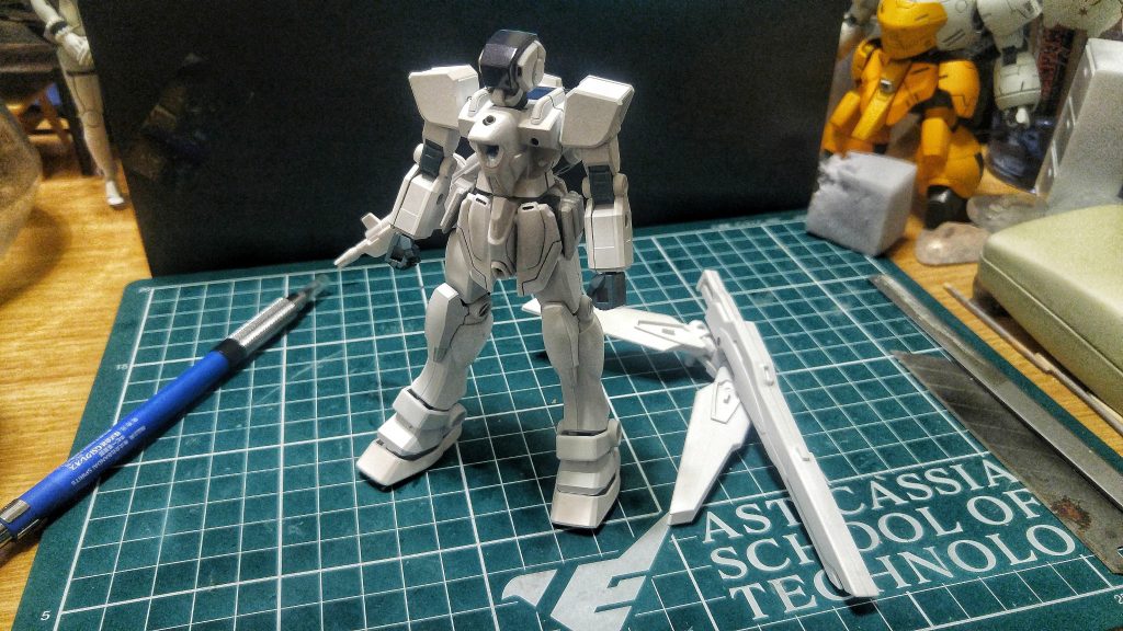 この後塗装です頭の黒いところは付属のシールは使わず、　　黒鉄色→クリアパープル→トップコート光沢の重ね塗り青い部分はMr.カラーのスカイブルー赤い部分、両胸の丸パーツはマーカーの赤ドリルで空けた穴にモールドパーツを接着したら、墨入れして、頭の光沢した所以外にトップコートつや消しを施します