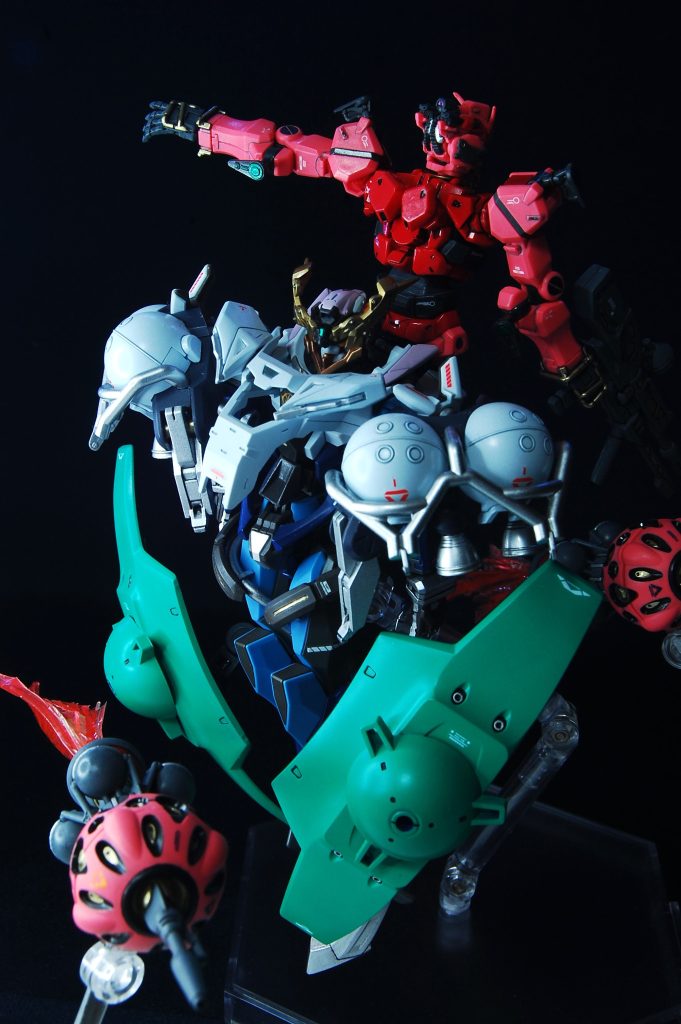 マチュとシュウジが再びマヴを組んだ世界線。MAV戦術・対MAV戦術を想定したジークアクス改修機です。キラキラの背景は、過去投稿の応用でセリアのオーロラアレンジポッドを使って撮りました。