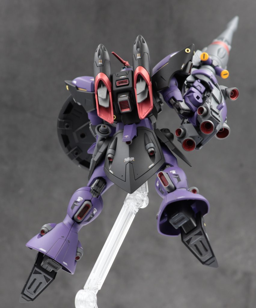 ランス突貫。これで三人にジェットストリームアタックで暴れて欲しかった...ドムトルーパーのスクリーミングニンバスはランスに4機装備。(黄色の部分)これによりフィールドの発生範囲も拡大、といった設定です。