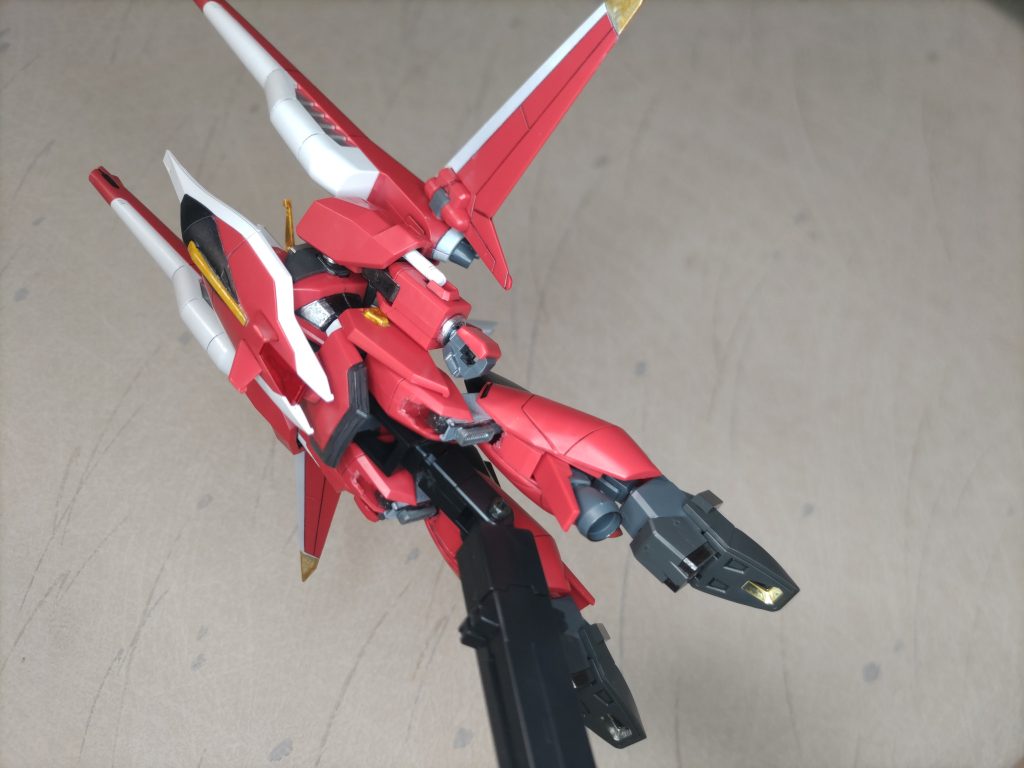 飛行形態。機動性を上げるため膝裏の排気口と股部分にブースターを追加。