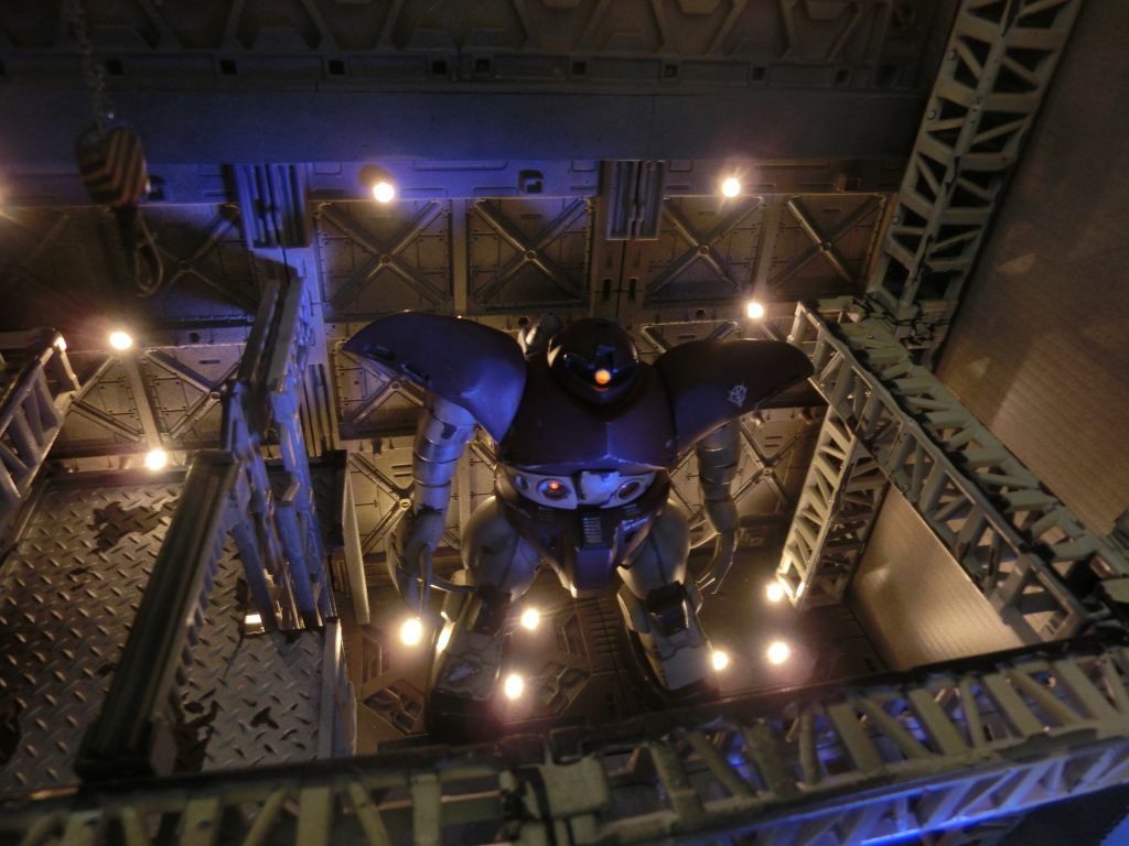 おきまりの格納庫に収納中