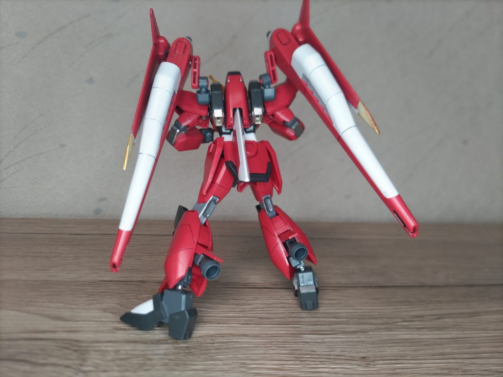 背面。足廻りがわかりやすい。他に肘関節部を増やしたことで曲がる角度が、90°から160°ぐらいまで曲がります。バックパックも関節部を増やすことで躍動感のあるポージングも可能に。