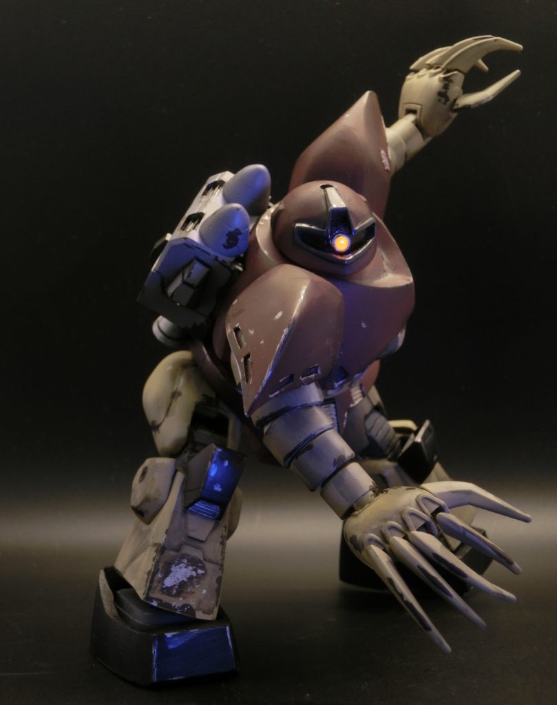 胴回りの関節を2重化しこのような前かがみポーズも可能としました。