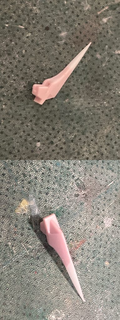 ツノは先鋭化する為、一旦カットしてプラ棒を接着し痛いくらいにピンピンに加工