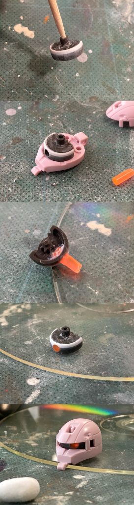 モノアイは凸よりツライチが好みなので、レールの段差を一旦プラ板で埋めてから中央に穴を開けて、Hアイズのランナーを埋め込み、レール表面と同じレベルに調整してツルツルに加工(裏には光を拾う様にキラキラシール貼り付け)