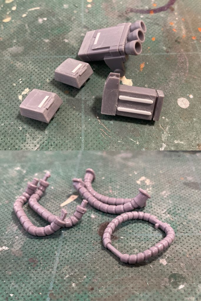 武器はフラットな面にヒケがあり、面だししたいけど、邪魔なモールドがあったので一旦平にしてから薄いプラ板を貼り付けた。動力パイプは毎度お馴染み軟質パーツでパーティングライン消しが面倒ですが、顔とか後でアップで見られると目立つので必ず消してます。現実的な消し方としてタミヤの流し込み接着剤で慣らして(溶かして)整えるやり方が今のところベストかも🦆パイプとパイプの間の線も丁寧に接着剤を流して綺麗に整えると見栄えが良いデス🙆やってる途中でカスみたいなのが出てきますが、コレも丁寧に取り除いて👍