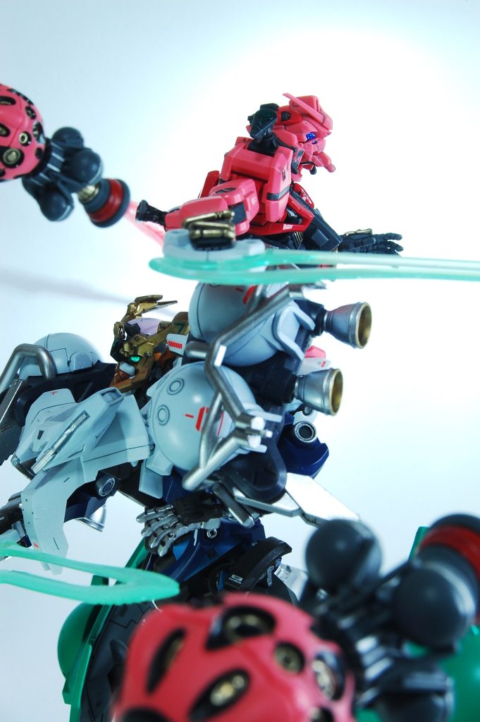 赤いガンダム側からは腰のサーベルに手が届かないので、阿吽の呼吸で手渡し。