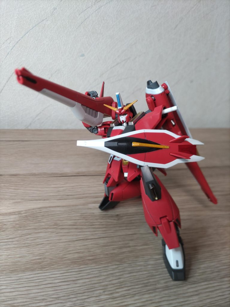 砲撃姿勢。各所可動部を活かした。ポーズ。実際この格好で攻撃したら即撃墜されそうΣ(´∀`;)