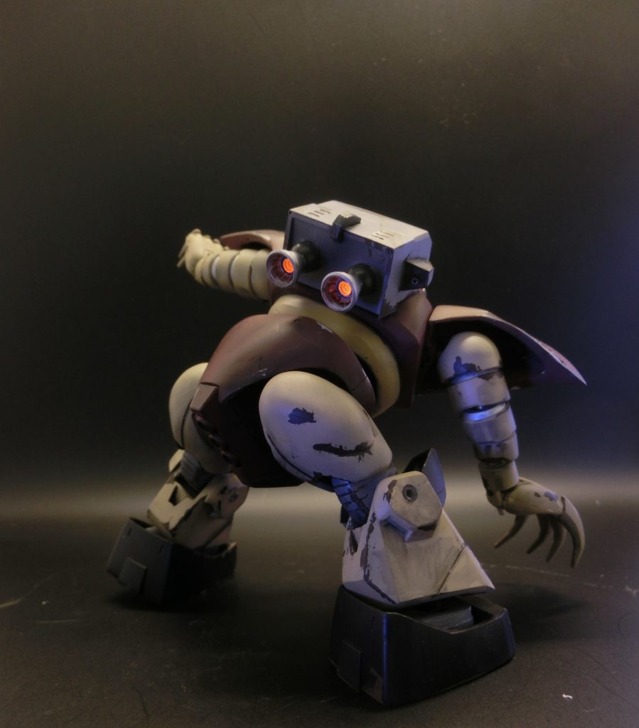 バックパックもアニメ版とは形状が大きく異なります。