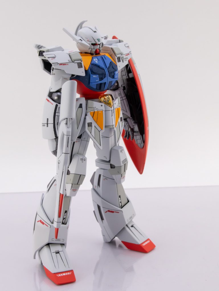 顔が普通のガンダム顔なので、ヒロイックなカラーリングにしてみました。