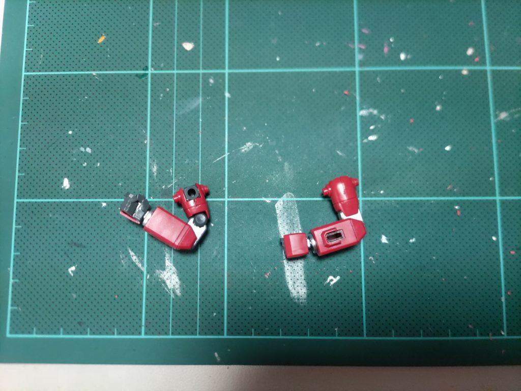 腕関節。最近のプラモ位曲がるようにできた。が、写真に黒い影が、、、。撮影下手くそかっ。