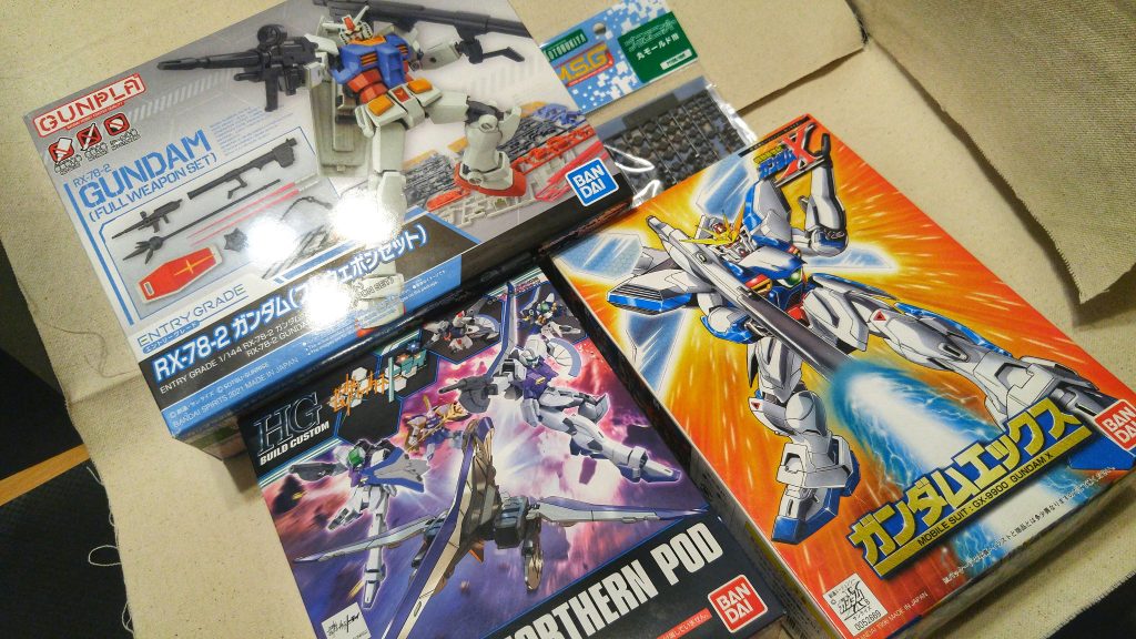 こちらが今回の材料です！ベースは旧1/144ガンダムX　(中古店でたまたま安めに買えました)EGガンダム　(主張・個性の弱めな腕と脚パーツを探して一番手に入りやすかった物、なんとなくハンマーが欲しかったのでフルウェポンセット)HGビルドカスタム  ザ・ノーザンポッド　(無改造で使えるGビットの頭が付いてる超お助かりアイテム！)コトブキヤの丸モールドパーツⅲ　(胸周りの装飾に)これまでの制作で余ってたポリキャップ色々