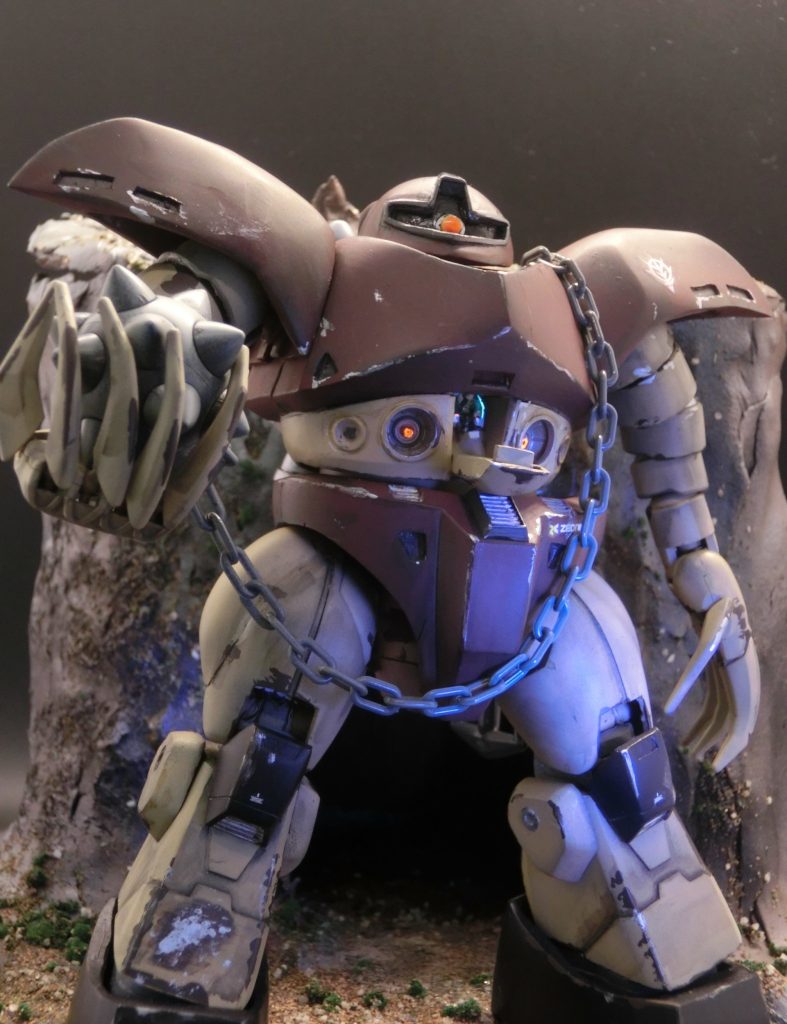 コックピットは開閉し中にはジオン兵が・・・見えないですけど・・