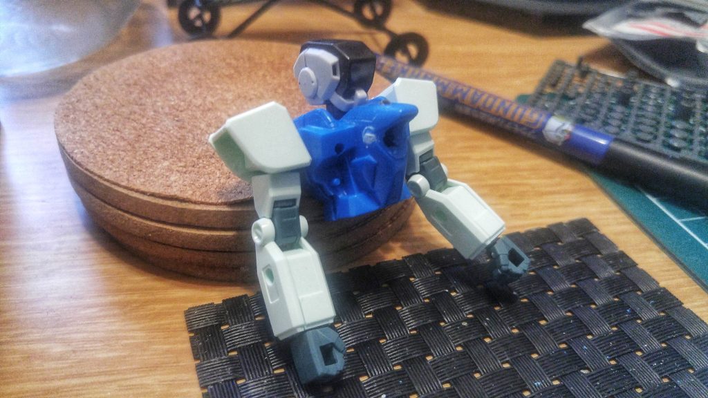 まず胸パーツが一番頑張り所です丸パーツの大きさにペンでマーキングたところを丁寧に百均のミニドリルで穴を空けます胸のダクトやバルカンはGビットには無いのでパテで埋めます肩もちょっと角をヤスリで削って面取りしてお手本に寄せます