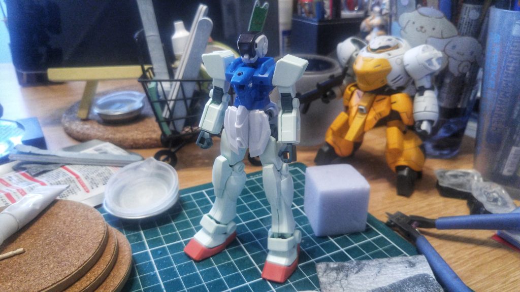 ざっくり仮組みです腕と脚はEGガンダムの物をそのまま使ってますが、肩と股関節の接続は凹凸が合わなかったので手持ちの余ポリキャップとその場のアイデアでなんとか接続できてます！
