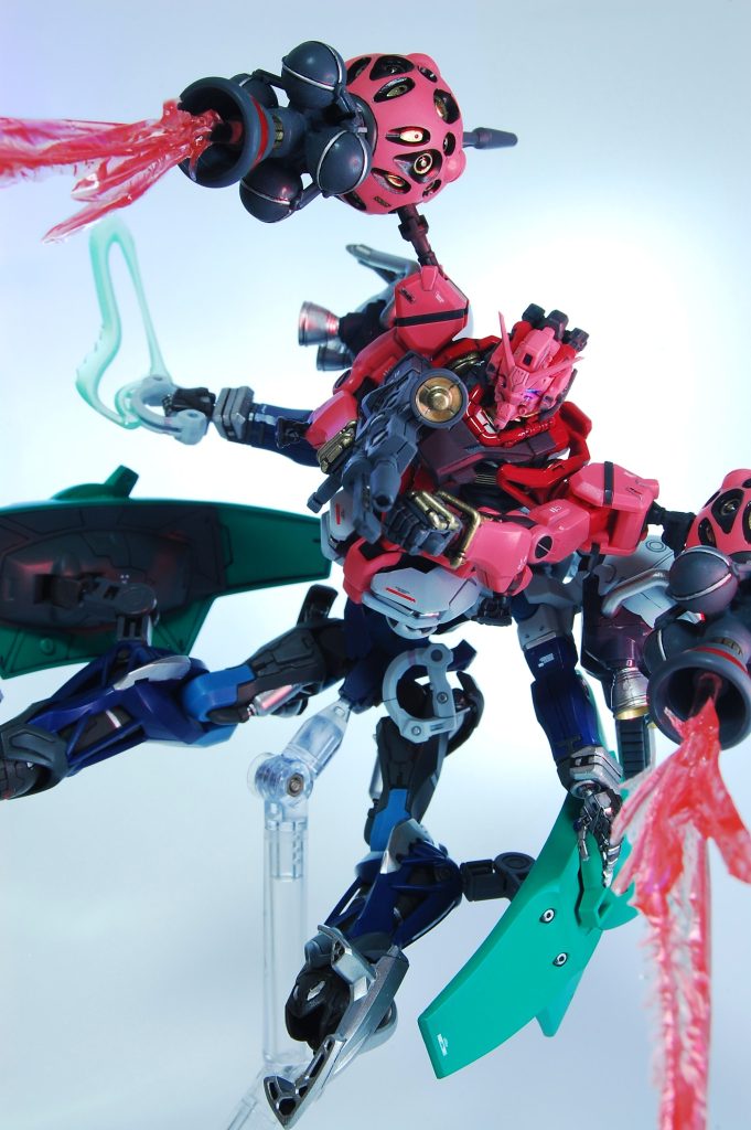 赤いガンダムは背中にドッキング。背中を預けて戦う。赤いガンダムは成型色活かし部分塗装、黄色部分はゼウスシルエットゴールド、ボディの赤い部分はツヤありにしてみました。