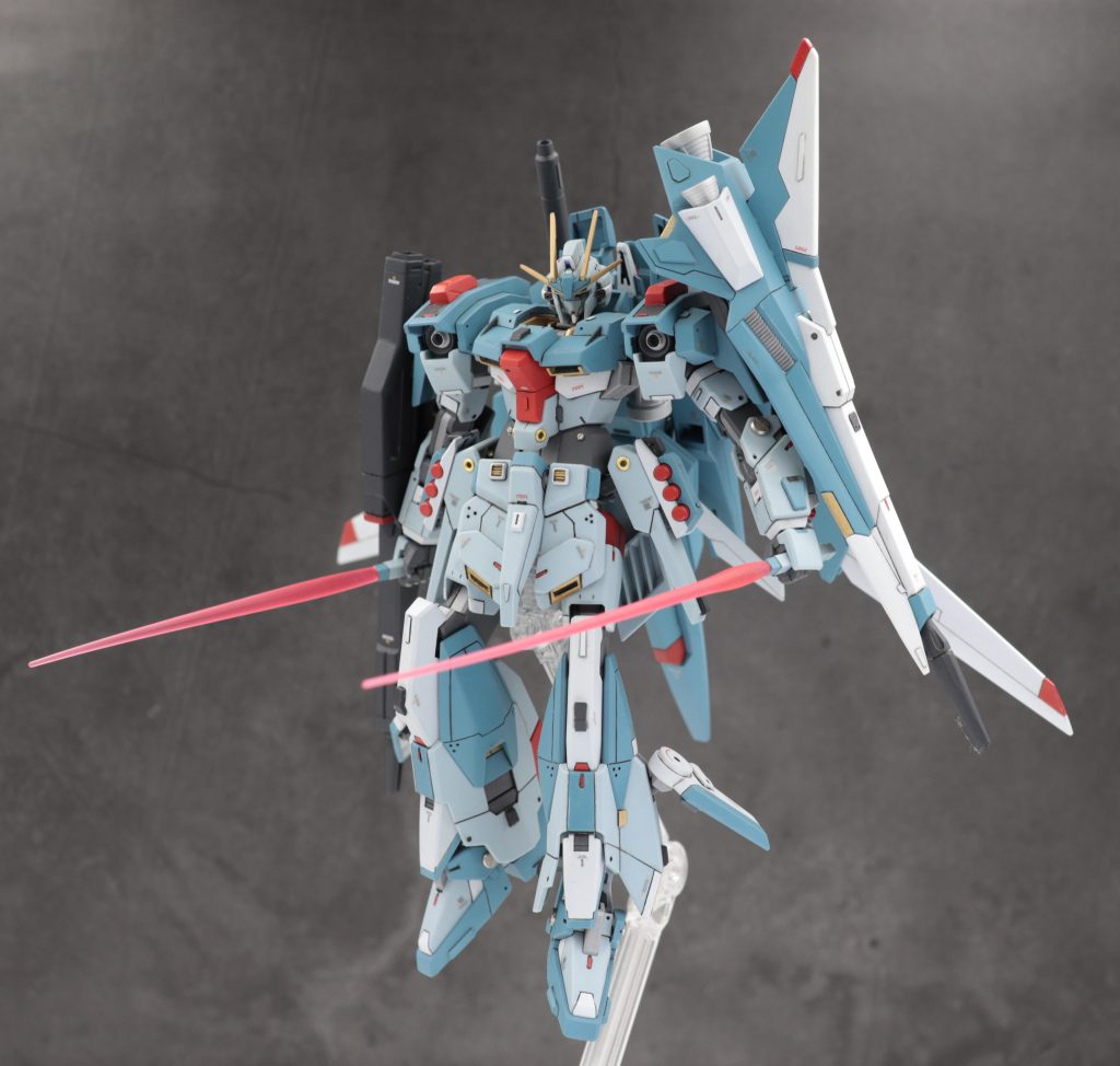 ビームサーベルは長・短を装備。 バスターライフルとシールドブースターは肩に接続可能です。