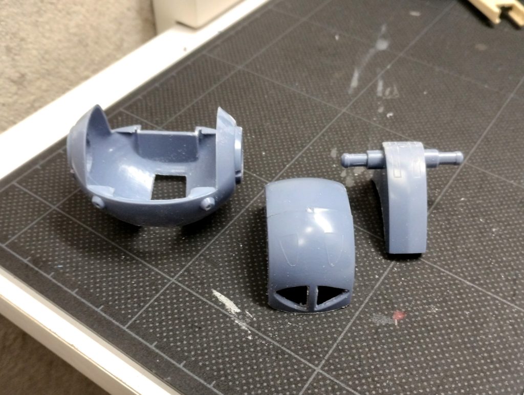 まずは、頭部を3つにカットしたところ。モノアイ部分もくり抜きました。