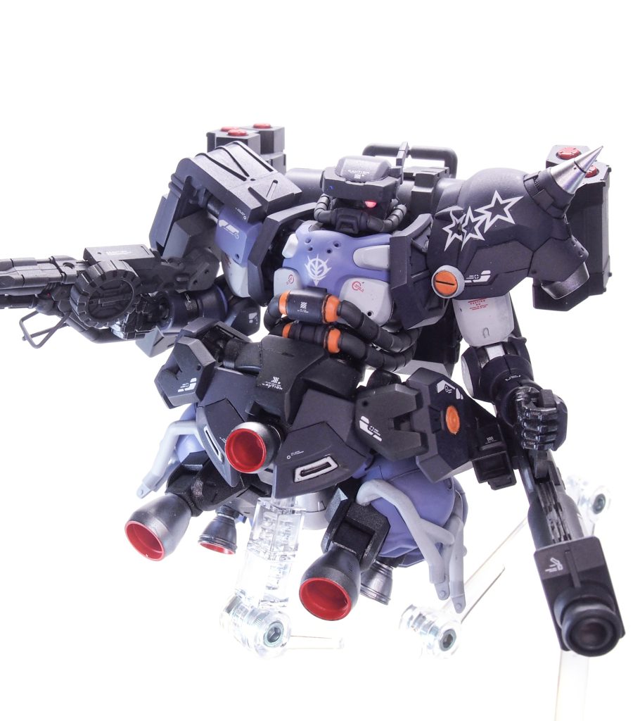 おまけのリミッター解除形態。本編未登場の「ジオンの魂」なアイツをモチーフにしました。脚を外してスラスターを半回転させただけです笑